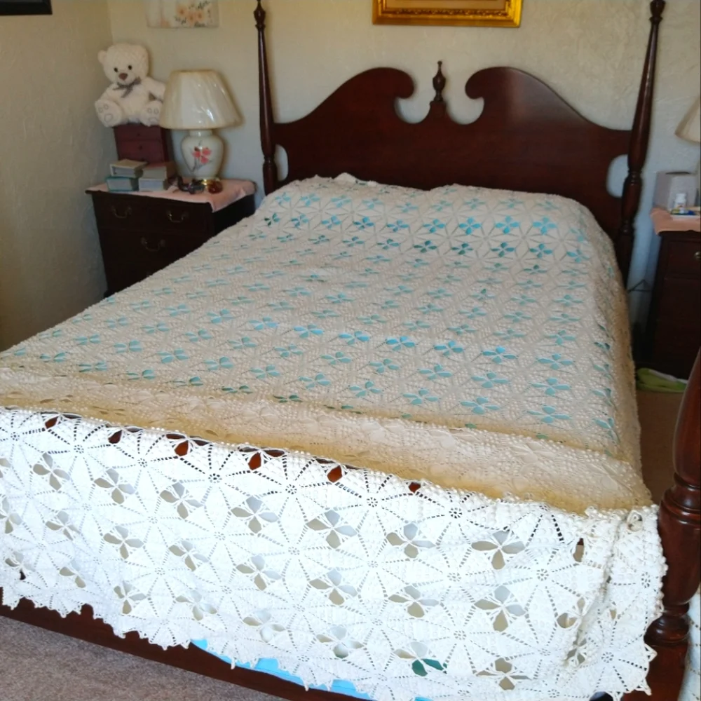 Crocheted bedspread Coverlet blanket authentic vintage exquisite Grannycore